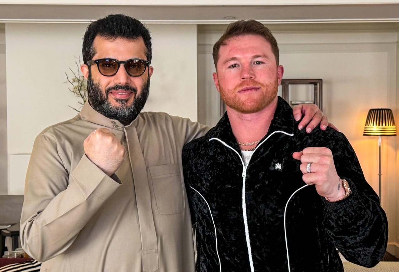 ’Canelo’ Álvarez viaja rumbo a Arabia Saudita.