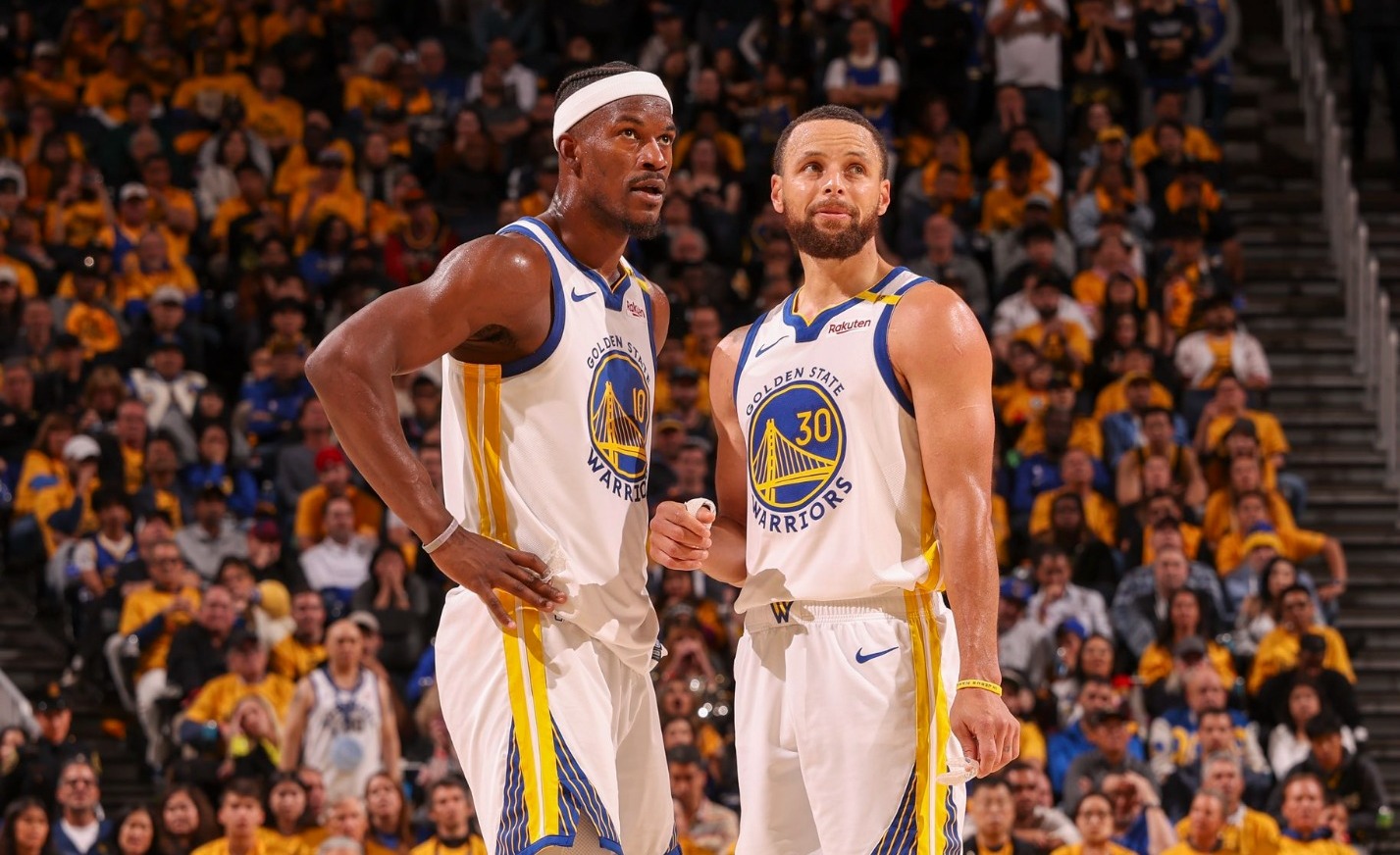 Curry y Butler llevan a los Warriors a los Playoffs.