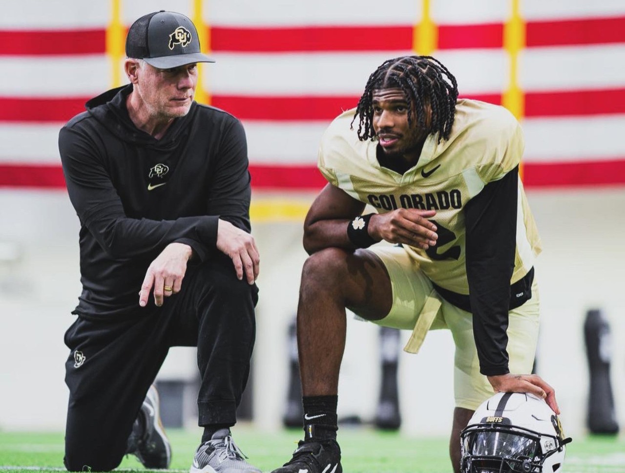 Shedeur Sanders es considerado un mariscal de campo prometedor con puntos fuertes en precisión.