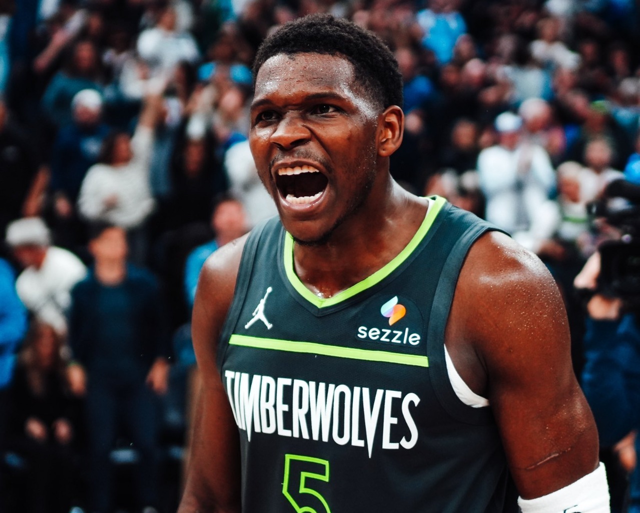 El jugador le respondió con una frase vulgar, acompañada de un gesto hacia su entrepierna a un fan de Lakers.