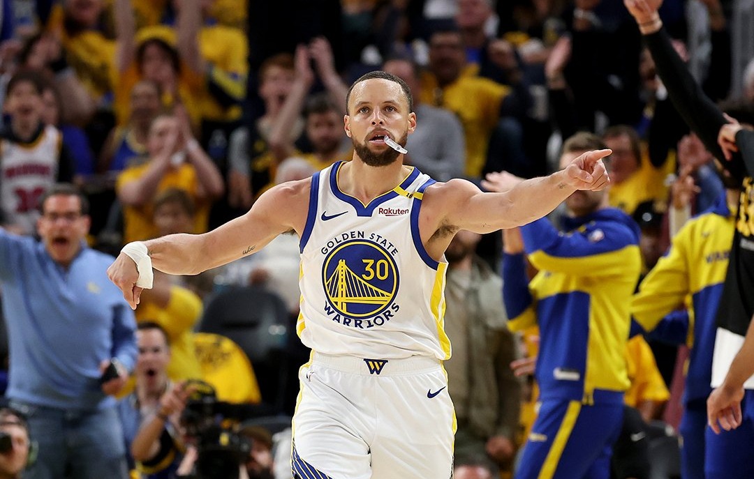 Los Warriors juega el juego 4 el día de hoy en Play Offs.