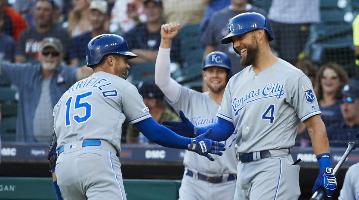 ROYALS MUEVEN LAS PIEZAS OFENSIVAS