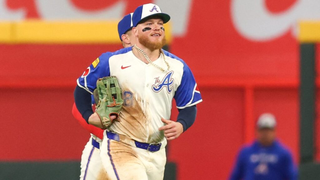 ALEX VERDUGO CON EL UNIFORME DE LOS BRAVES