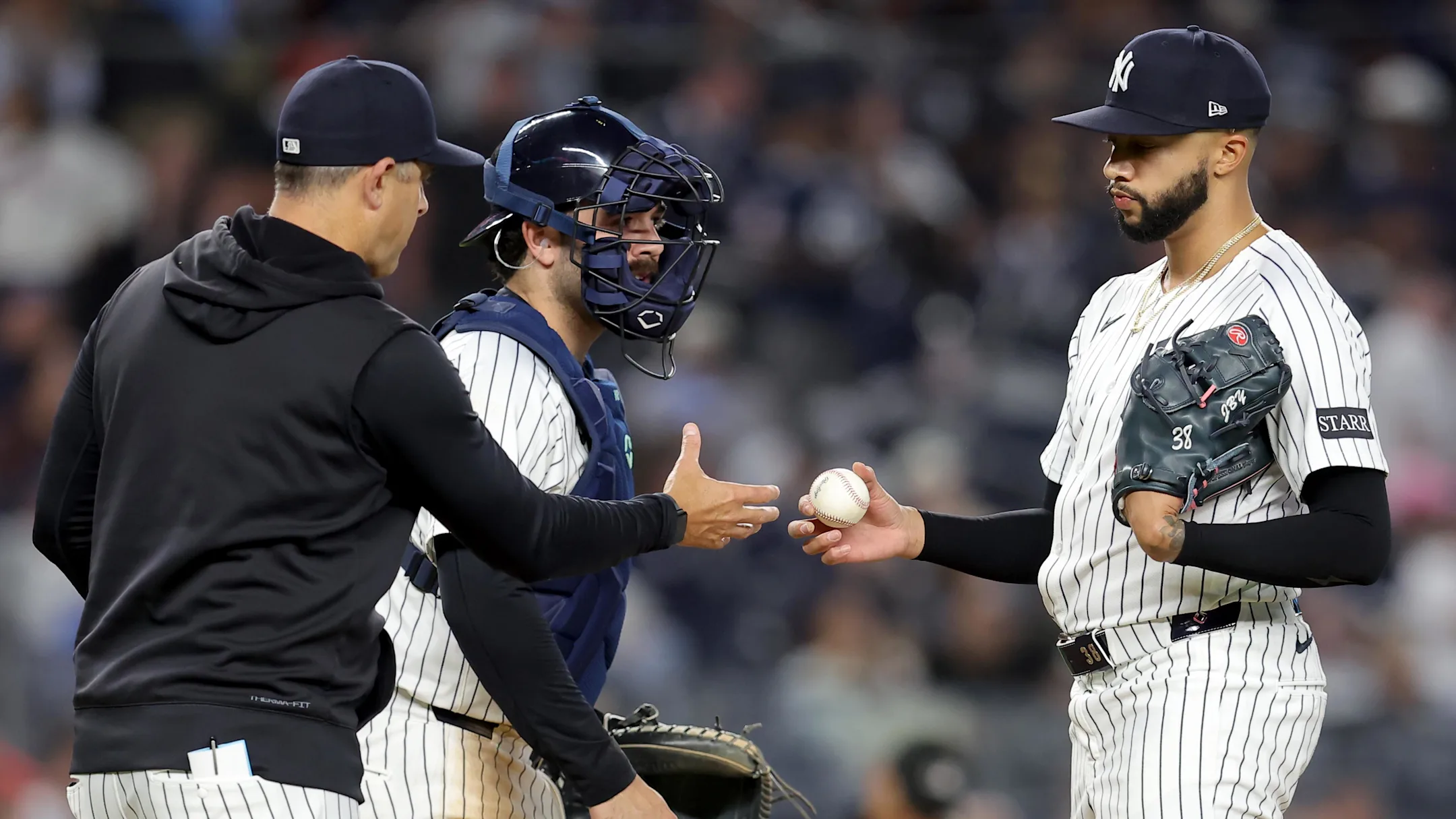 YANKEES SE MANTIENE EL LIDERATO, PERO CON MUCHOS PROBLEMAS