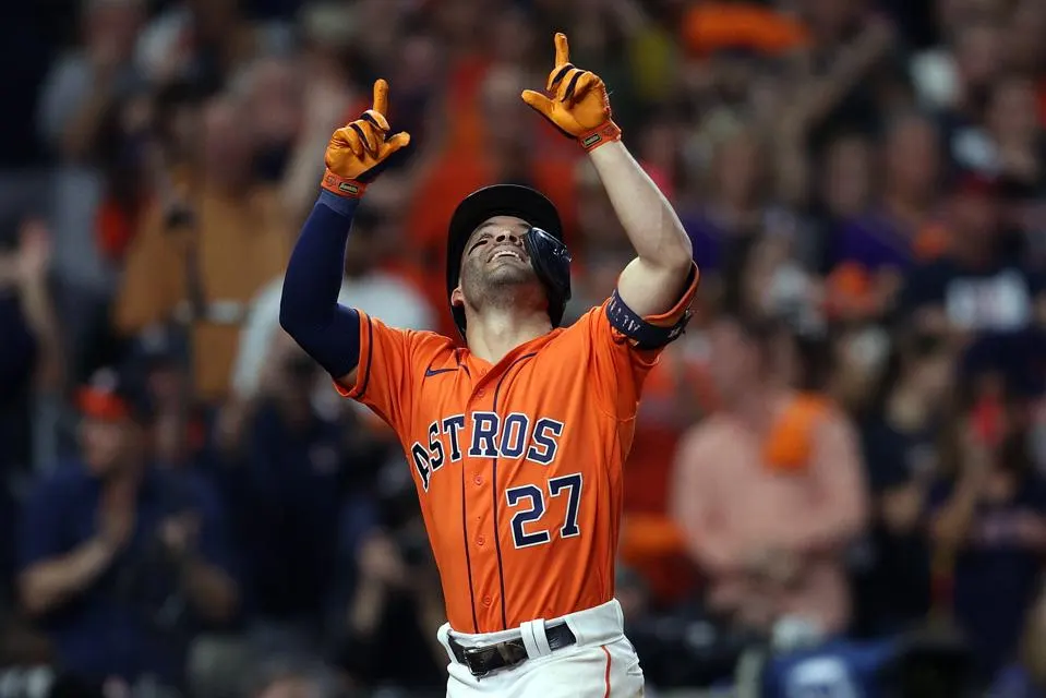JOSE ALTUVE FESTEJA UN JONRÓN