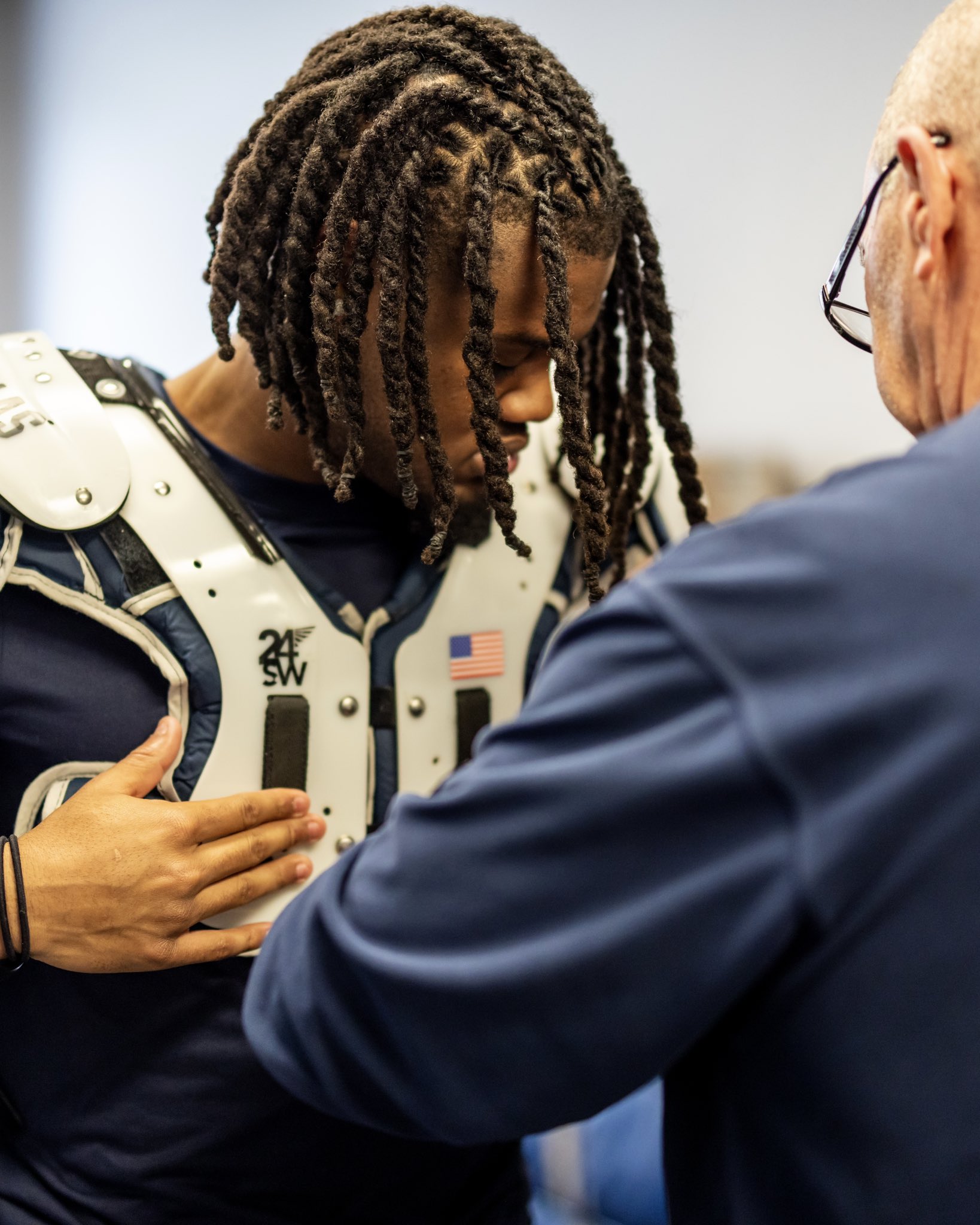 Es importante recordar que el rendimiento de un equipo depende de la contribución de muchos jugadores, pero estos nombres resaltan por su talento, rol y expectativas para la temporada 2025 de los Dallas Cowboys.