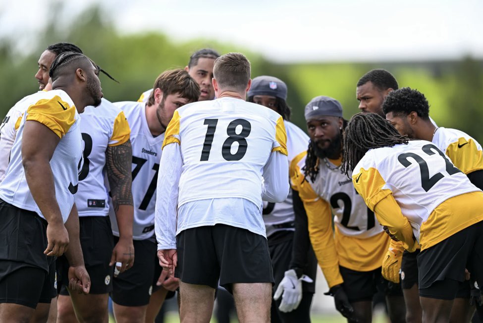 El quarterback novato firmó su contrato de cuatro años con Pittsburgh y declaró que al ser nativo de Pennsylvania siempre quiso jugar con los Steelers.