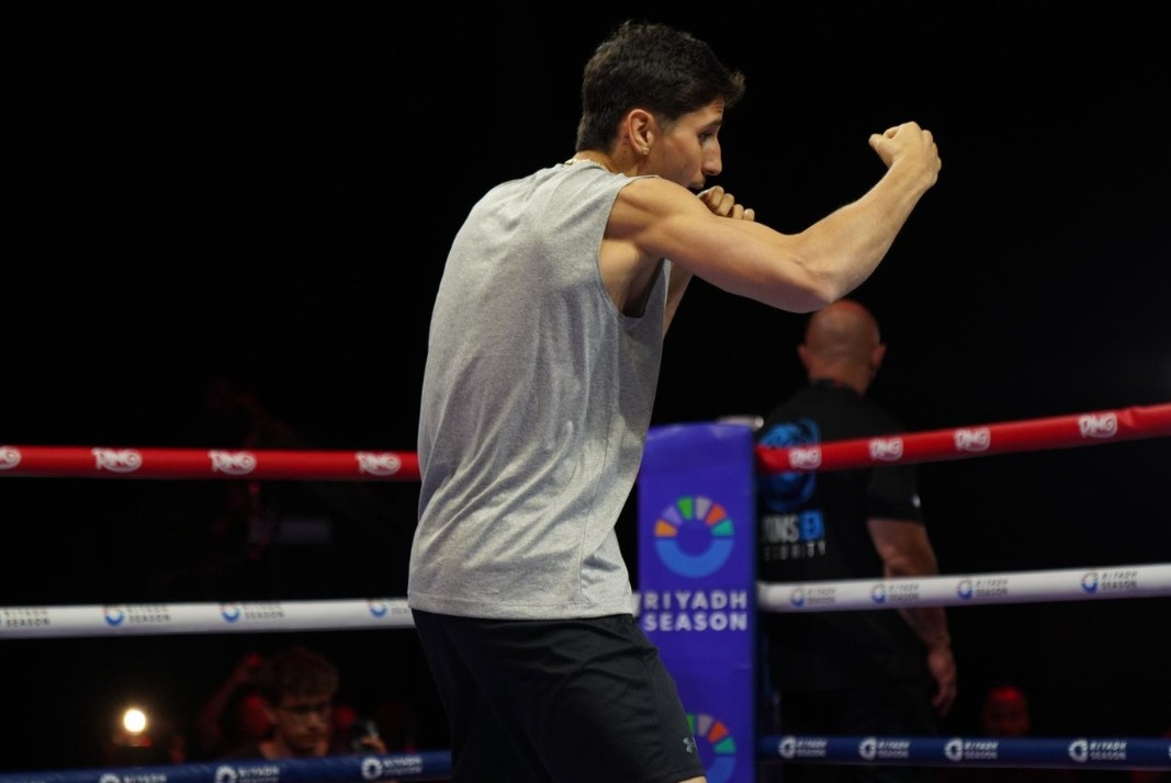 El medallista olímpico hará su debut en el boxeo profesional ante un compatriota.