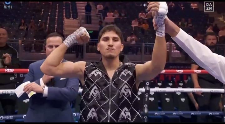 Marco Verde inicia su carrera con una buena pelea.