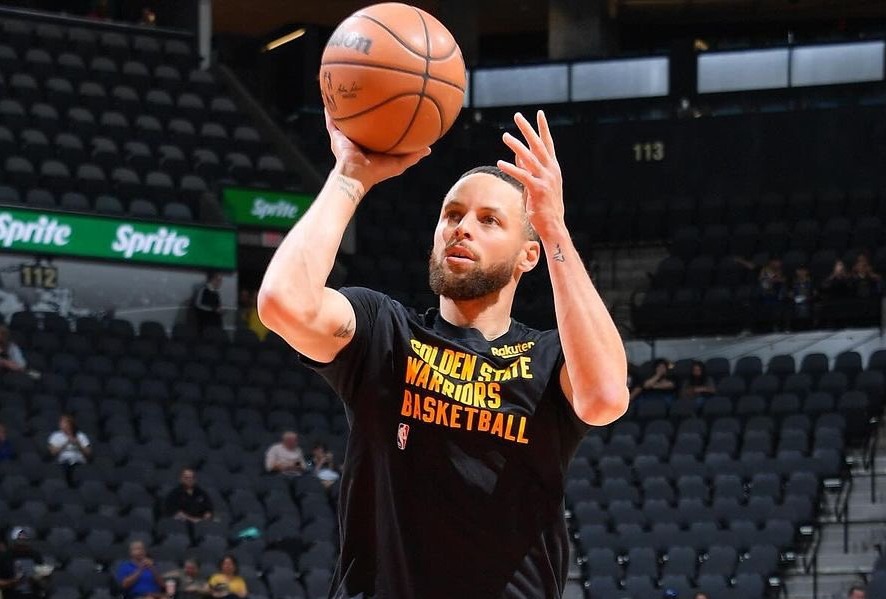 Curry evidenció claras muestras de dolor y no tardó en pedirle el cambio al banquillo encabezado por Steve Kerr.