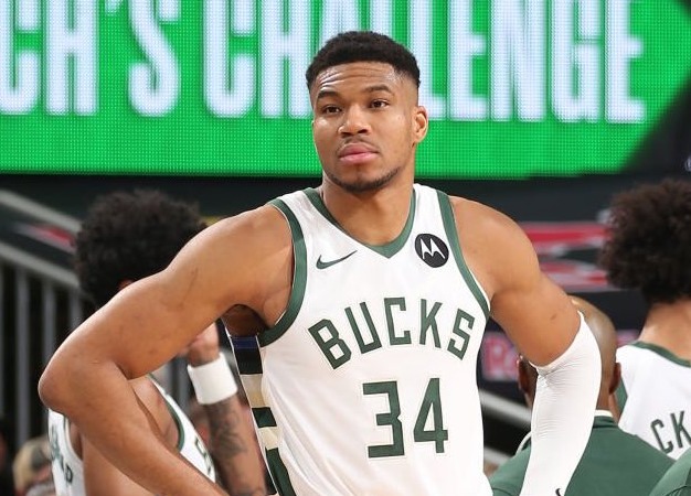 Antetokounmpo responde a los rumores de posible traspaso con un contundente mensaje a un compañero de los Bucks.