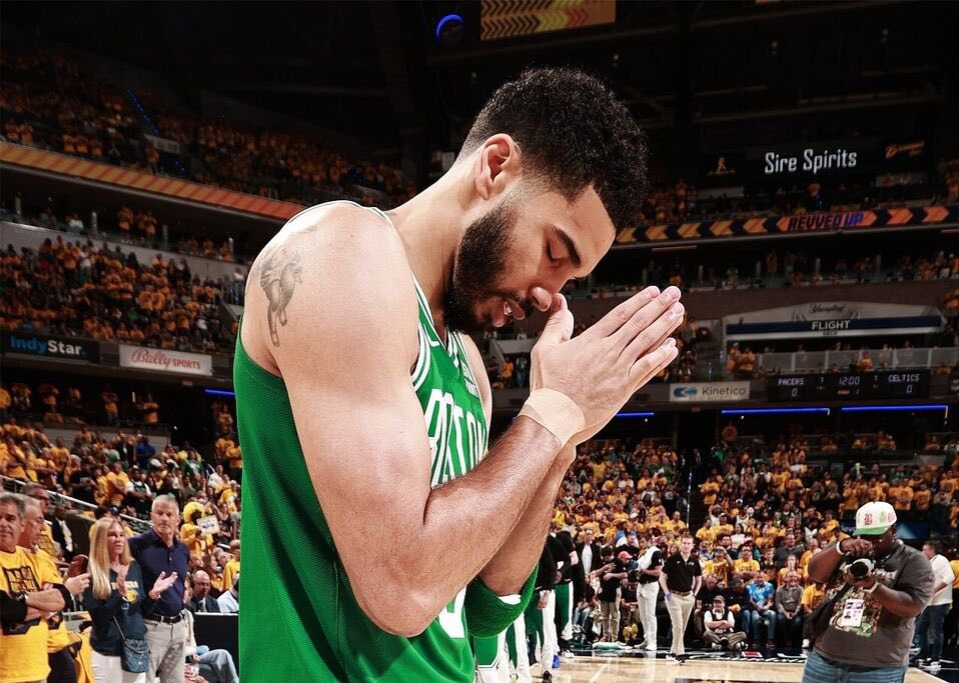Jayson Tatum podría no jugar hoy en el juego 5.
