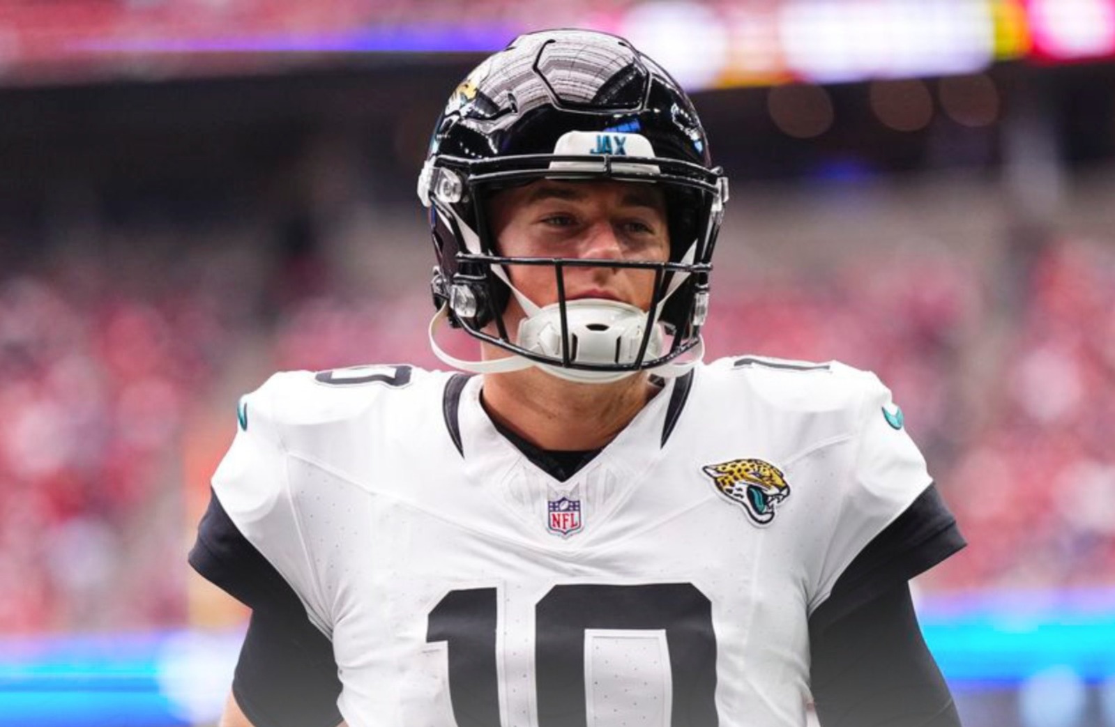 Tras la lesión en el hombro de Derek Carr, Mac Jones puede ser el elegido.