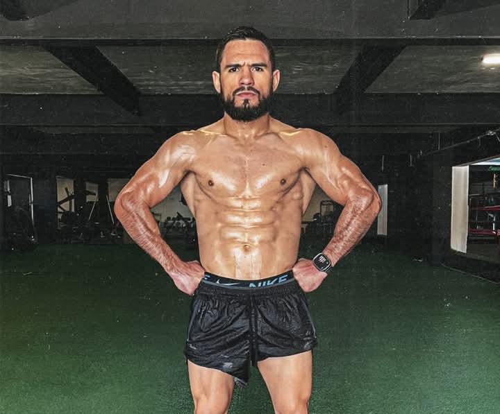 Eduardo 'Sugar' Núñez luce un físico fenomenal previo a su pelea.